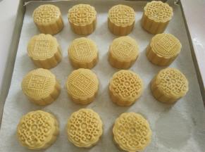 在定型好的月饼上刷一层薄薄的蛋液，不要刷太多，尽量用毛刷来刷，烤箱180度烤13-15分钟。上色后及时加盖锡纸，出炉后放晾网晾凉，2天左右可以回油