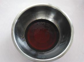 转化糖浆，枧水，玉米油，倒入干净的碗里，混合均匀