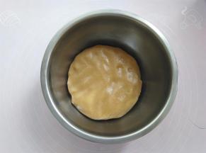 戴上一次性手套把面团抓成团