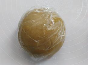 面团装入保鲜袋，室温下静置2小时左右