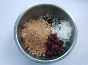 把核桃仁，葵花籽仁，黑芝麻，燕麦片分别用烤箱150度烘烤5分钟，花生烤7分钟，颗粒大的可以切碎一点，冬瓜糖切颗粒，蔓越莓切细条，所有五仁馅材料放入盆里（可以放刚才和面的盆里）