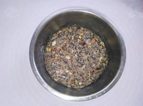 戴上一次性手套把五仁馅材料混合均匀，抓成一个大的馅料团，盖上保鲜膜静置30分钟
