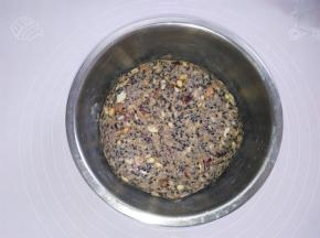 戴上一次性手套把五仁馅材料混合均匀，抓成一个大的馅料团，盖上保鲜膜静置30分钟