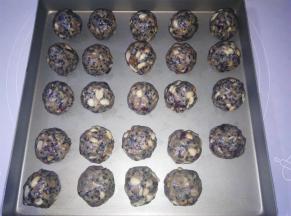 把五仁馅料按照35克一个分成24个