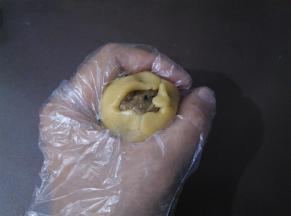 手心合起来，用虎口把面团慢慢收圆，皮厚的地方可以推到皮薄的地方，尽量推的均匀一点