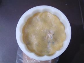 把月饼球放入50克模具里，可以按压一下模具边缘，印出来的花纹更立体