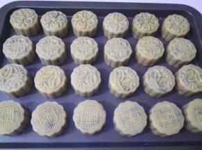 所有月饼全部做好以后用喷水壶喷一点点水，静置10分钟，同时预热烤箱180度