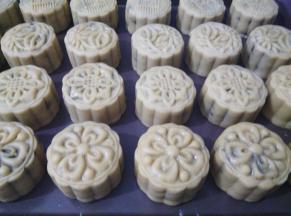 在定型好的月饼上刷一层薄薄的蛋液，不要刷太多，尽量用毛刷来刷