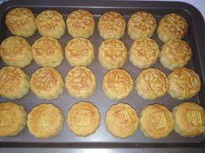 月饼放回烤箱180度烤13-15分钟。上色后及时加盖锡纸，烤熟后晾凉。等待回油