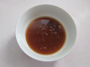 转化糖浆，枧水，花生油，倒入干净的碗里，混合均匀