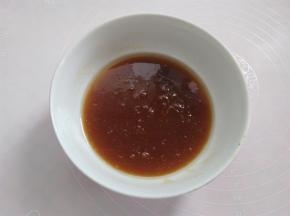 转化糖浆，枧水，花生油，倒入干净的碗里，混合均匀