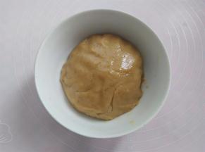 戴上一次性手套把面团抓成团，盖上保鲜膜放一边静置2小时备用