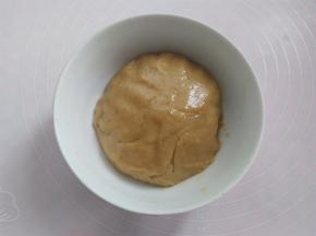 戴上一次性手套把面团抓成团，盖上保鲜膜放一边静置2小时备用