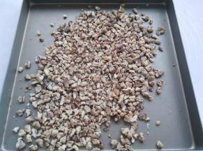 核桃仁用烤箱200度烤5分钟，取出分成小颗粒