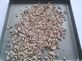 核桃仁用烤箱200度烤5分钟，取出分成小颗粒