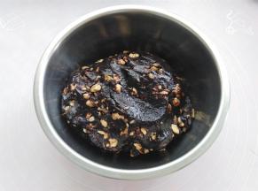 核桃碎加到枣泥馅里混合均匀