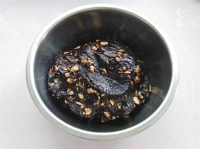 核桃碎加到枣泥馅里混合均匀