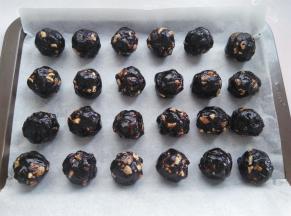 枣泥馅按照每个35克平分成24个馅球