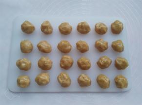 月饼皮按照每个16克左右分成24个小剂子