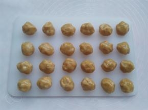 月饼皮按照每个16克左右分成24个小剂子