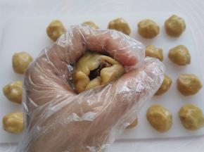 手心合起来，用虎口把面团慢慢收圆，皮厚的地方可以推到皮薄的地方，尽量推的均匀一点