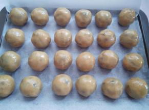 所有的月饼面团包上馅（也可以每个月饼做好以后马上用模具压成月饼胚）