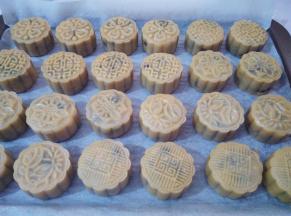 所有月饼全部做好以后用喷水壶喷一点点水，静置10分钟，同时预热烤箱180度