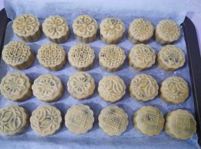 在定型好的月饼上刷一层薄薄的蛋液，不要刷太多，尽量用毛刷来刷，再放回烤箱180度烤13-15分钟。