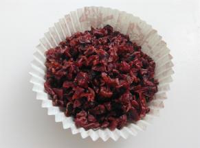 称出50克蔓越莓切成颗粒