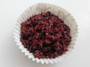称出50克蔓越莓切成颗粒
