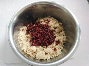 把切好的蔓越莓加入到莲蓉馅里，炒的莲蓉馅有点干