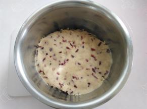 蔓越莓跟莲蓉馅混合均匀