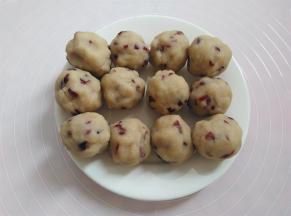 按照每个30克左右分成12个馅球待用