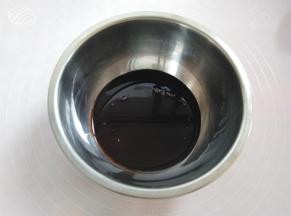 取一只干净的盆子，倒入好时巧克力酱和花生油