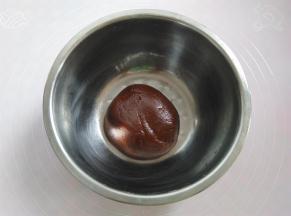 戴上一次性手套把面团揉均匀