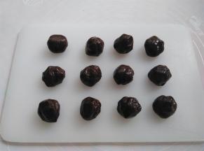 月饼皮按照每个17克平分成12个小面团