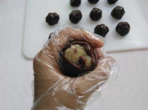 手心合起来，用虎口把面团慢慢收圆，皮厚的地方可以推到皮薄的地方，尽量推的均匀一点