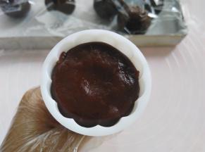 把月饼球放入50克模具里，可以按压一下模具边缘，印出来的花纹更立体