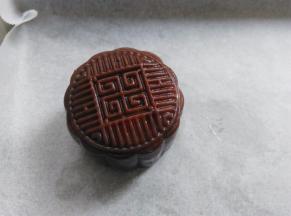 月饼胚做好以后放入烤盘里