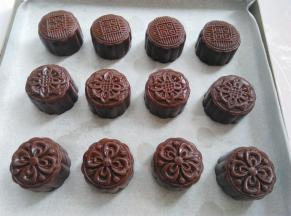 所有月饼做好以后间隔足够的空间，放入预热好的烤箱，烤箱中层200度烤15分钟后取出放凉