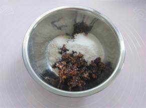 玫瑰花酱，椰蓉，糯米粉，蜂蜜放入干净的盆里