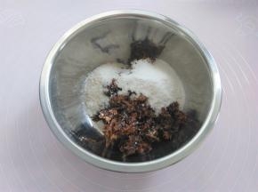 玫瑰花酱，椰蓉，糯米粉，蜂蜜放入干净的盆里
