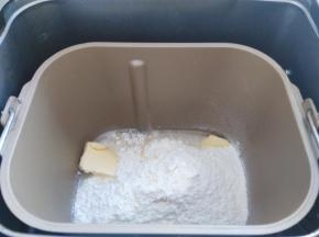 油皮的所有材料放入面包机，启动和面程序，时间20分钟