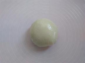和面完成后用保鲜膜包起来放冰箱冷藏半小时