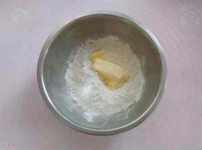 油酥的材料混合，戴一次性手套慢慢把面团揉好