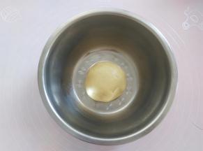 油酥做好盖上保鲜膜放一边备用