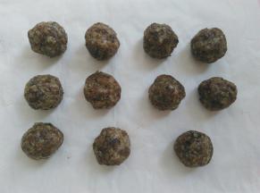 玫瑰花酱的馅儿平分成11个，稍稍搓圆放一边备用