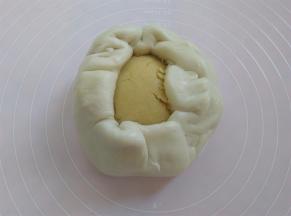 用油皮把油酥包起来，收口朝下捏紧