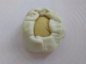 用油皮把油酥包起来，收口朝下捏紧