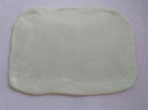 把面团擀成一张大而薄的面皮